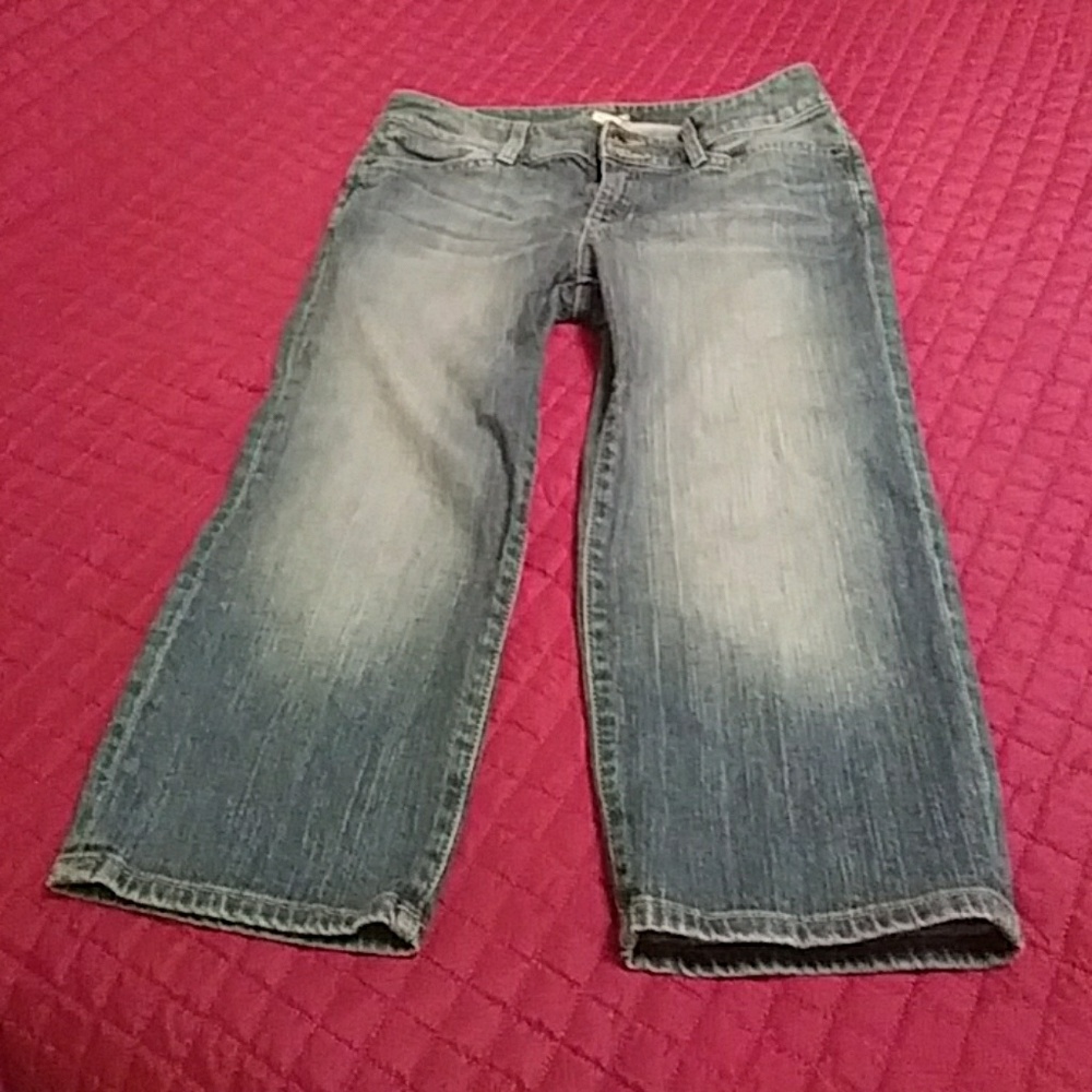 Capri Denim Jeans, curvy flare. Crop.